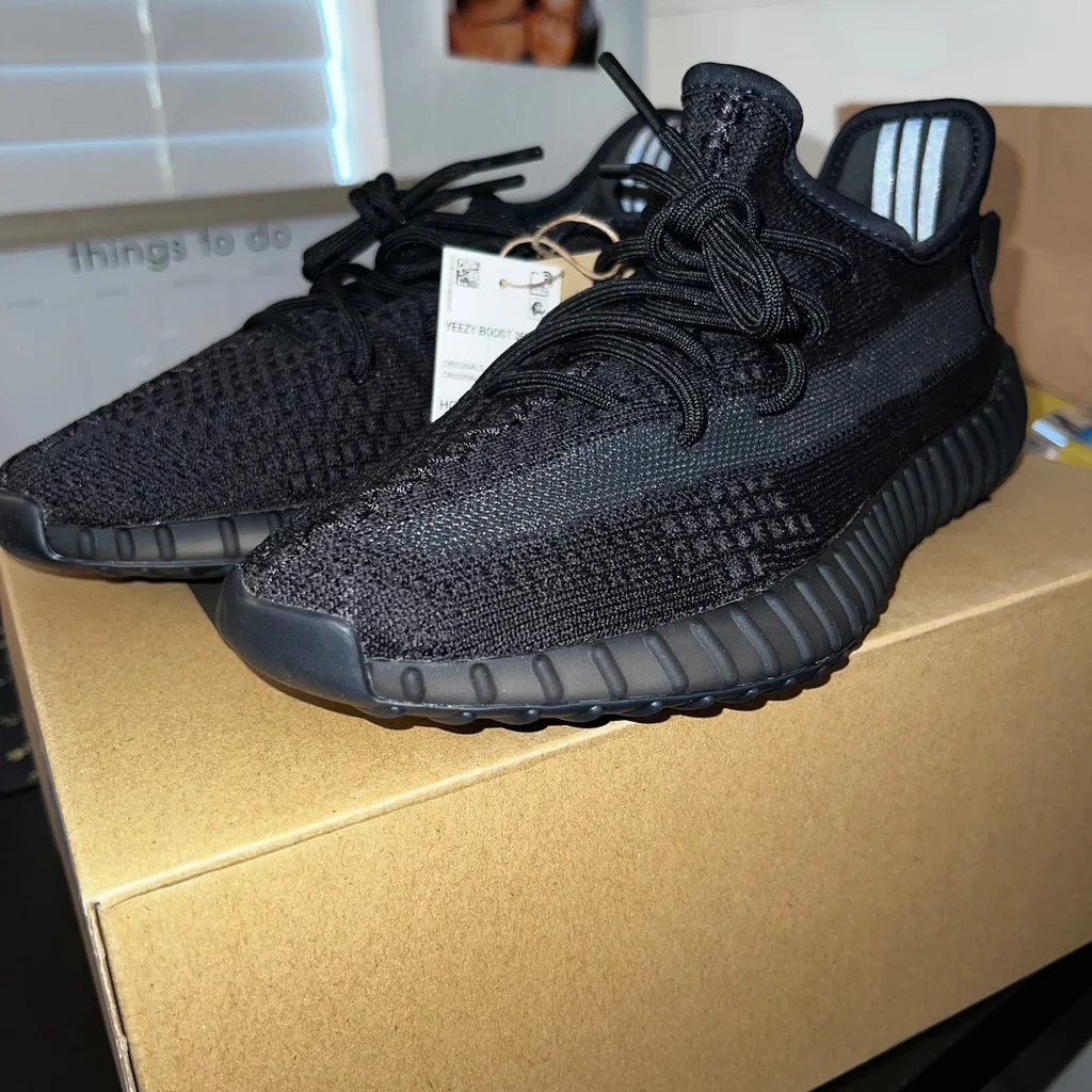 [Authorize✅]Adidas Yeezy Boost 350 V2 Onyx for sale photo review