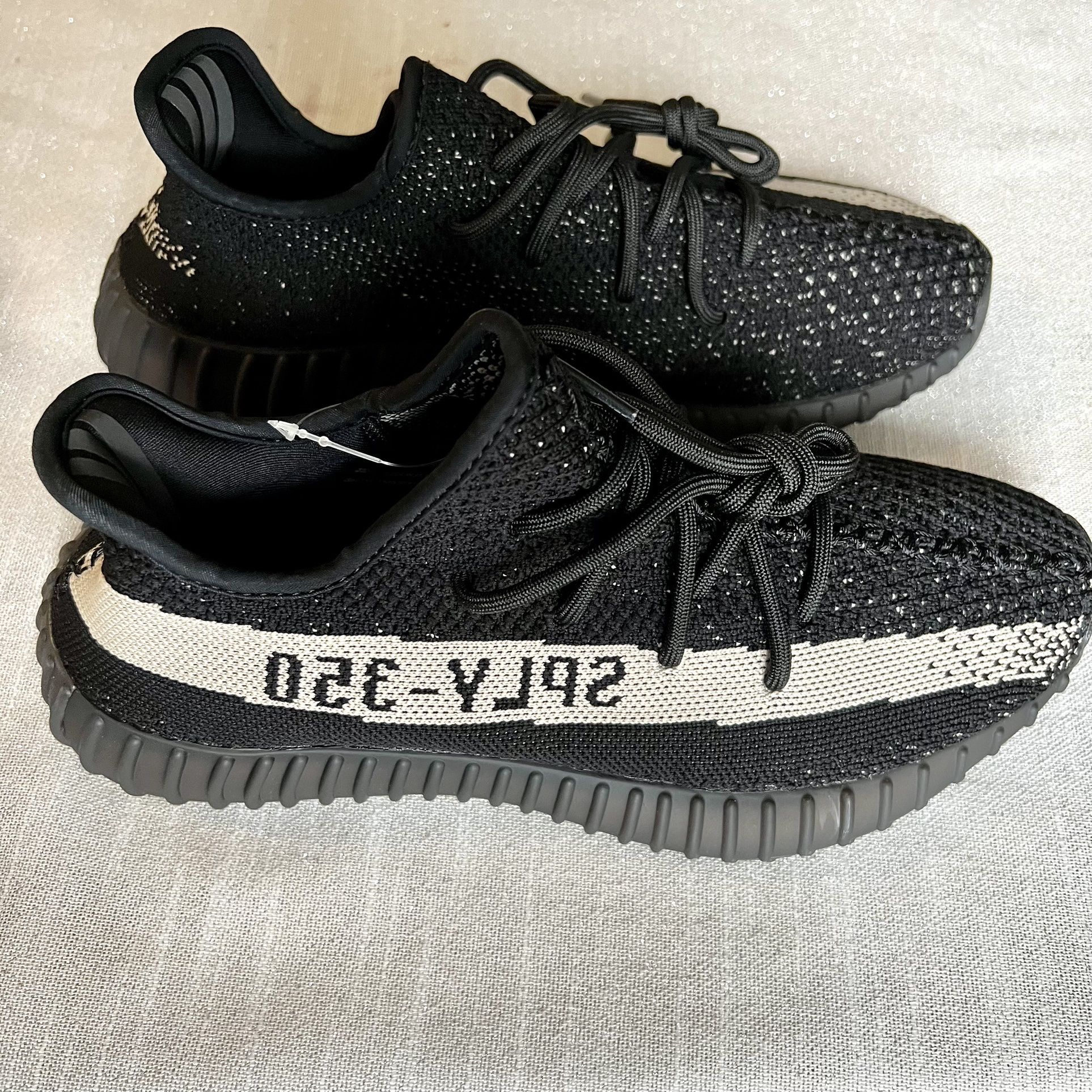 [Authorize✅]Adidas Yeezy Boost 350 V2 Oreo for sale photo review